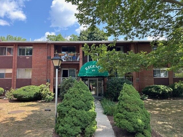 Property Photo:  611 Watertown Street 1  MA 02460 