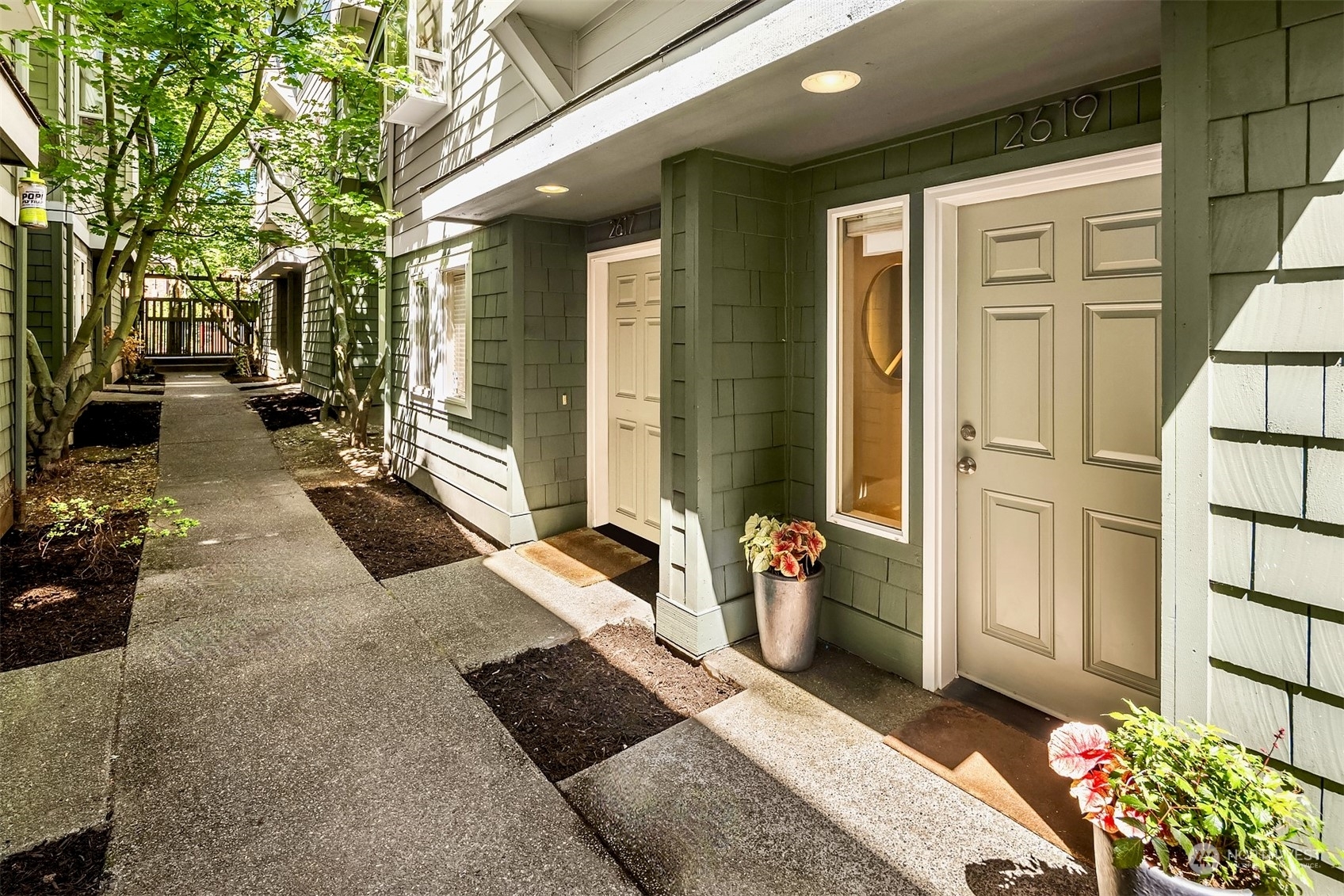 Property Photo:  2611 S Washington Street 2619  WA 98144 