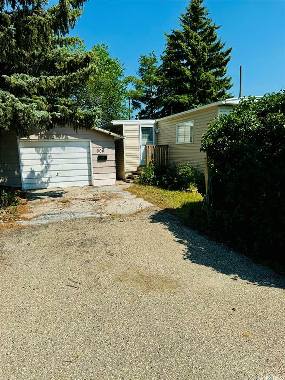 Property Photo:  808 Railway Avenue  SK S0G 4V0 