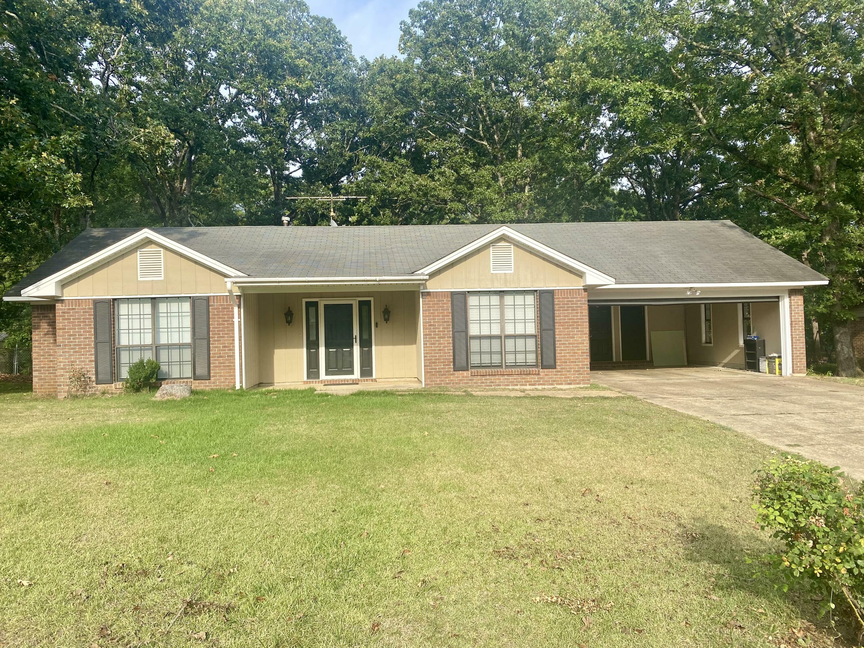 Property Photo:  906 Poplarville St.  MS 38801 