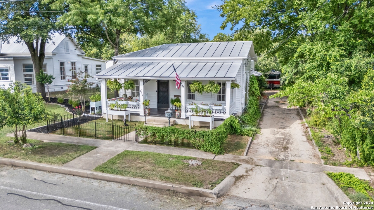 Property Photo:  637 Comal Ave  TX 78130 