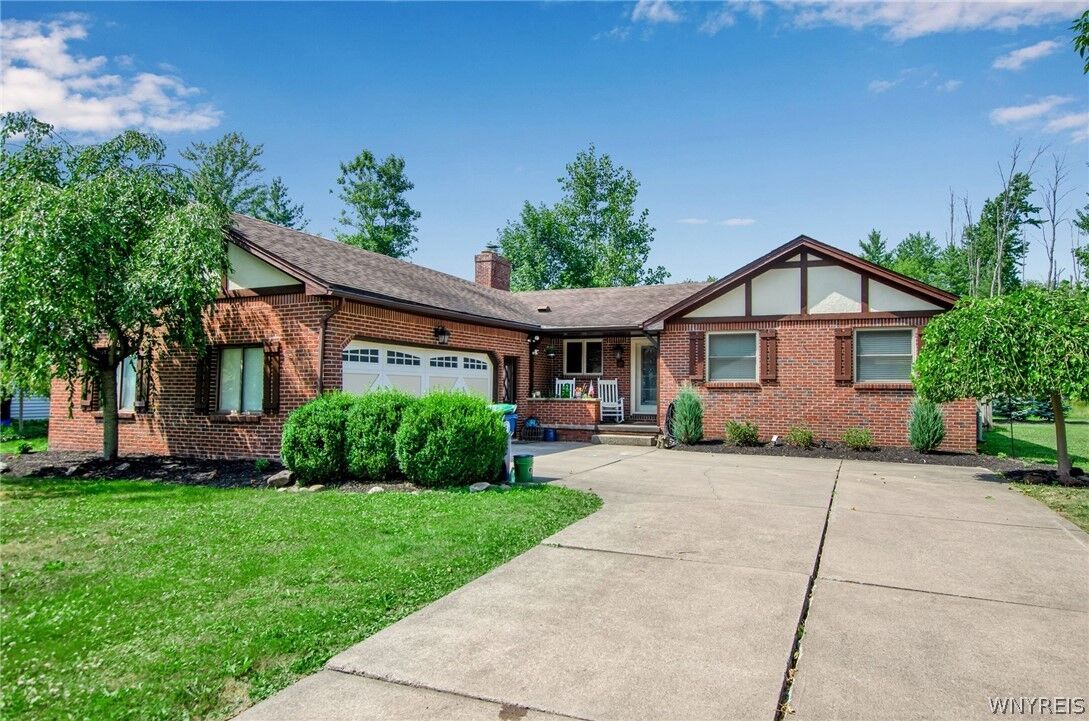 Property Photo:  19 Misty Lane  NY 14051 