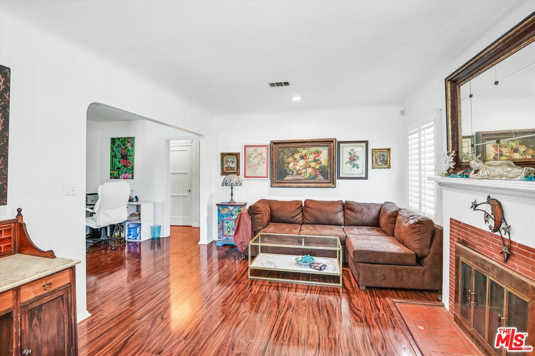 Property Photo:  8421   Airlane Ave  CA 90045 