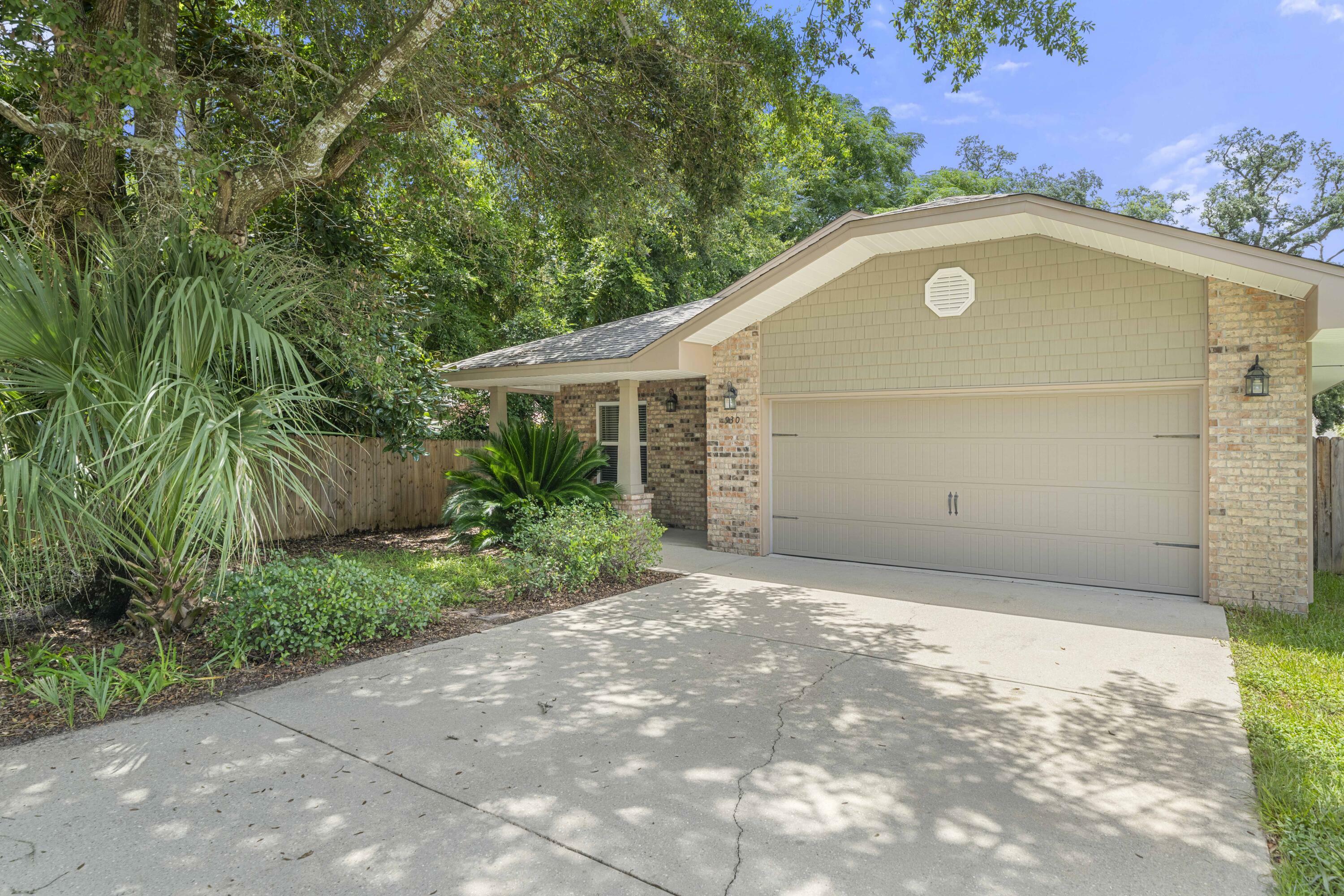 Property Photo:  930 Tanager Road  FL 32547 