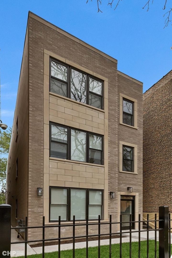 Property Photo: 3920 S Calumet Avenue 2 IL 60653