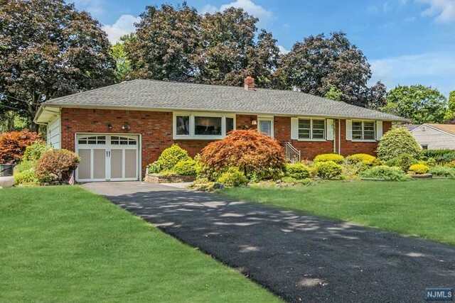 Property Photo:  5 Marts Lane  NJ 07058 