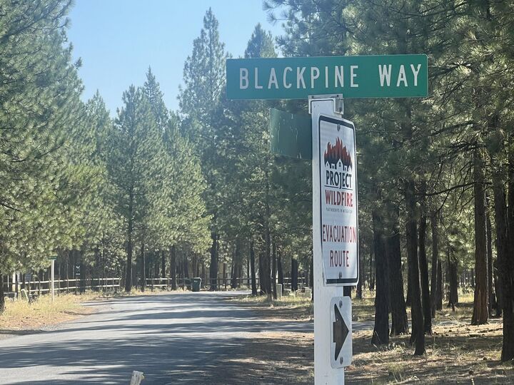 Property Photo: 51986 Black Pine Way OR 97739