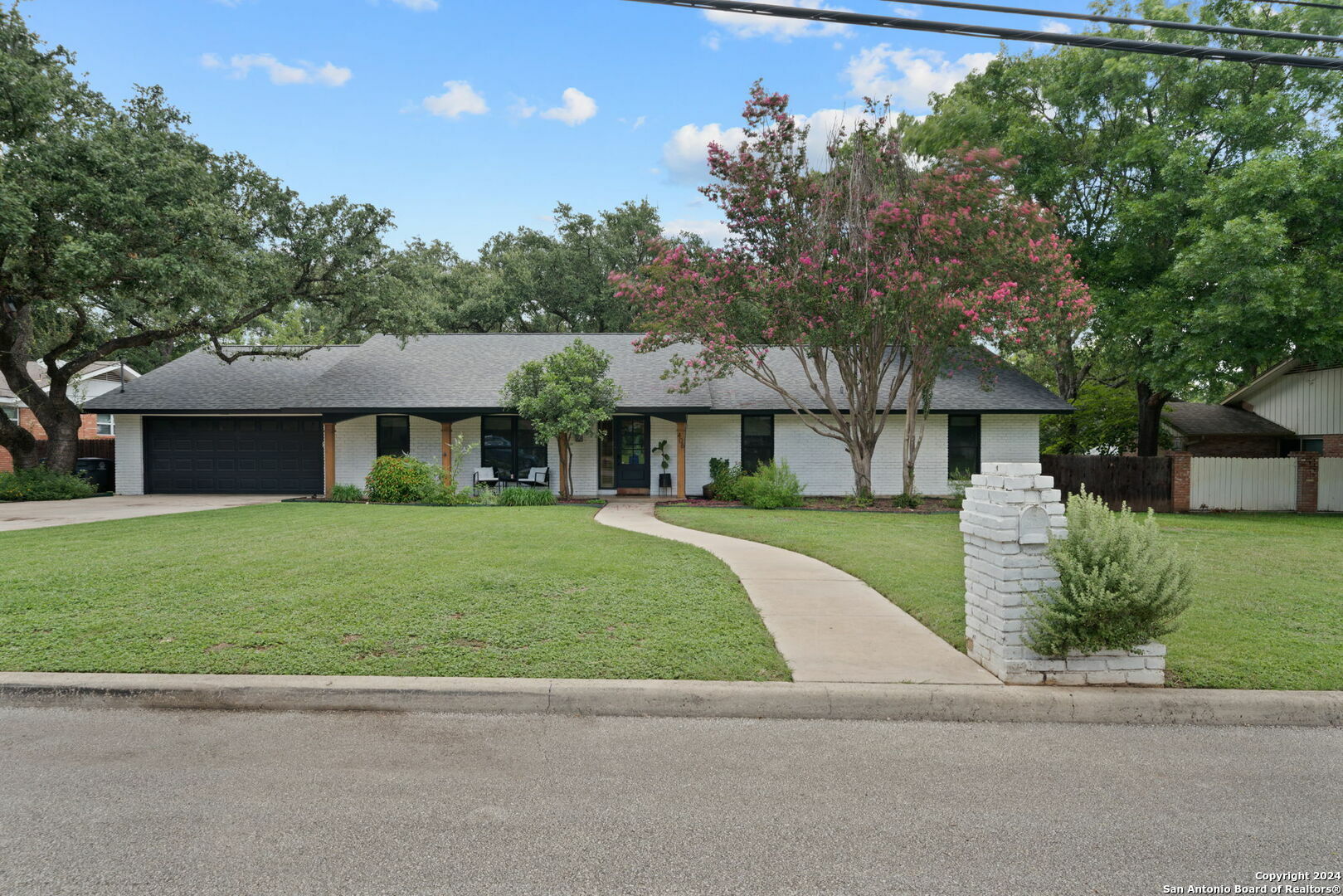 Property Photo:  406 Oakwood Blvd  TX 78130 