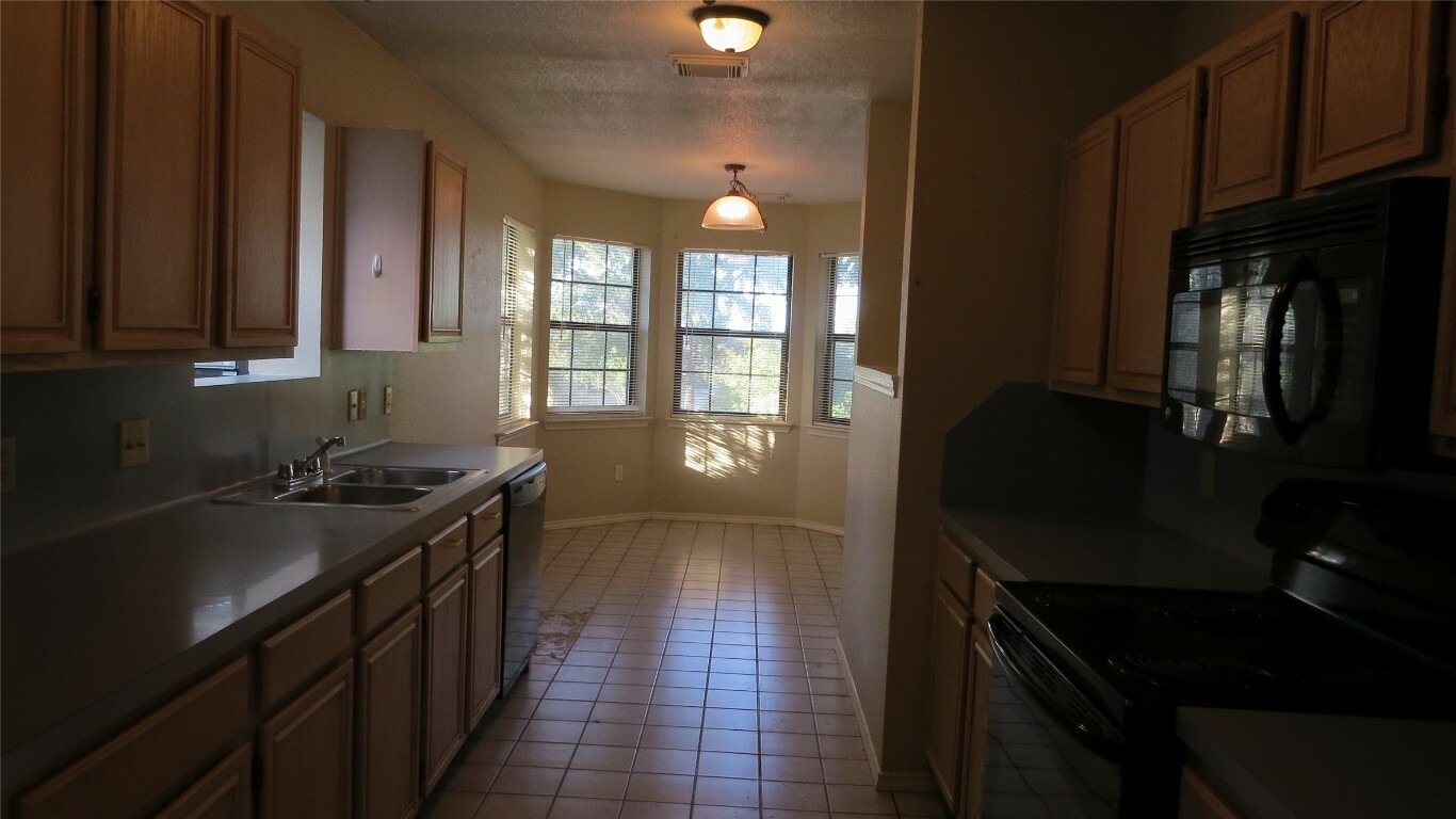 Property Photo:  