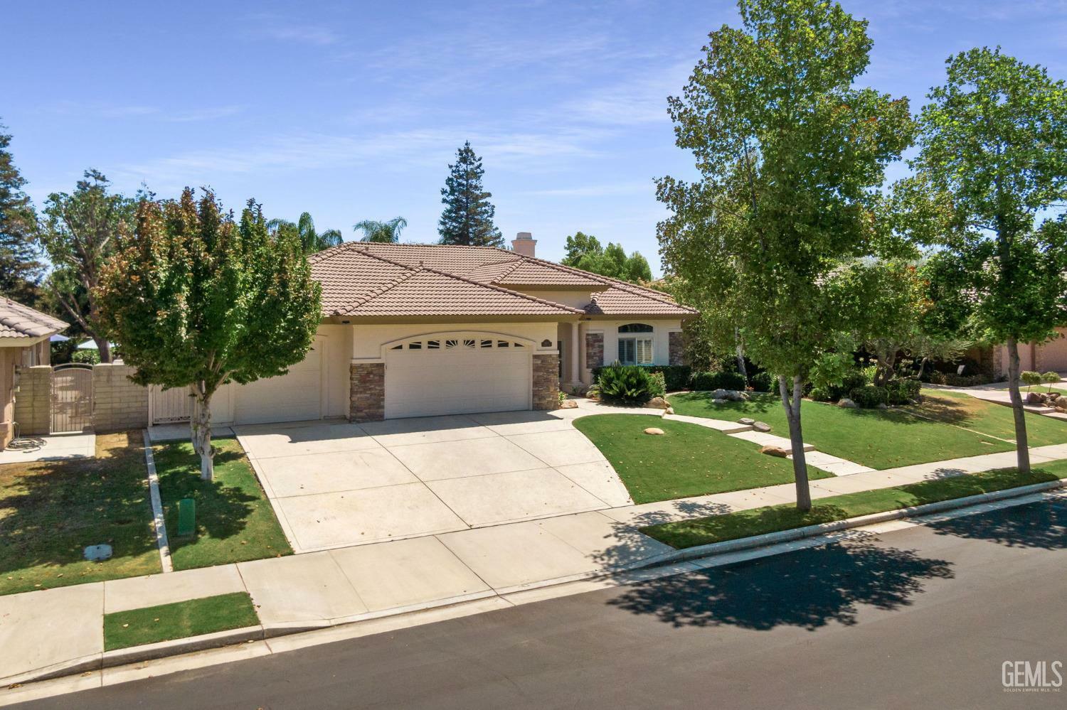 Property Photo:  12607 Thornwood Drive  CA 93311 