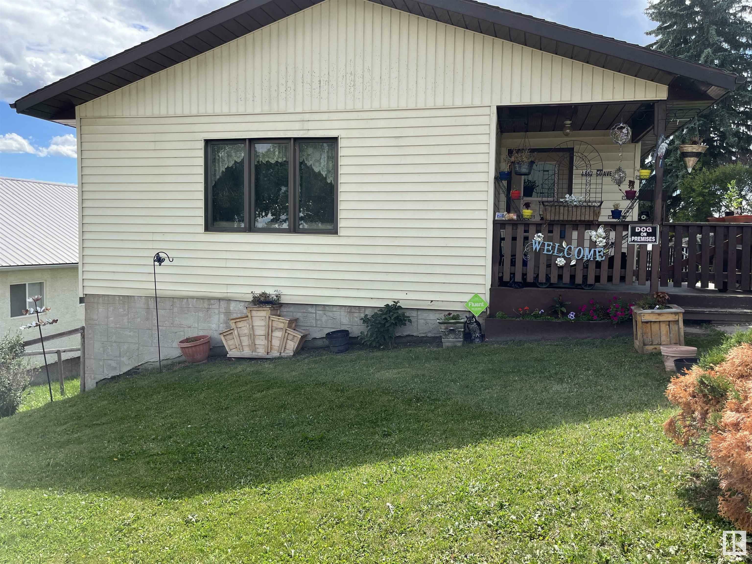 Photo de la propriété:  4847 50 Avenue  AB T0E 2A0 