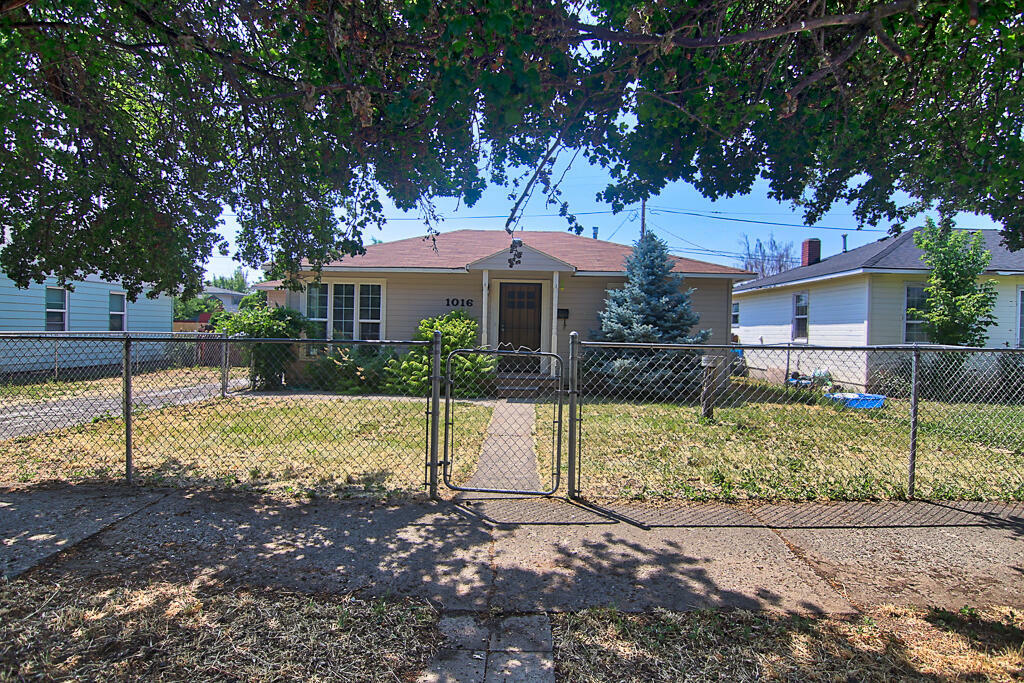 Property Photo:  1016 Alandale Street  OR 97603 