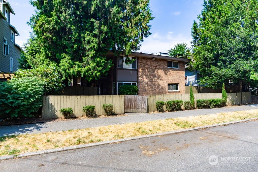 Property Photo:  2211 Franklin Avenue E 5  WA 98102 