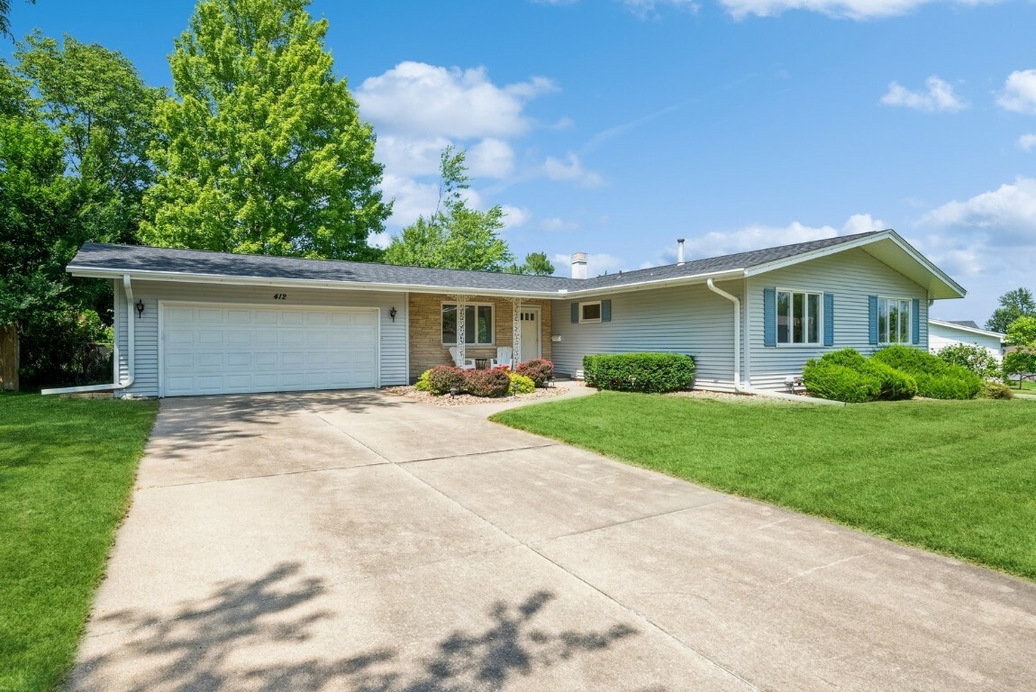 Property Photo:  412 Parkland Drive SE  IA 52403 