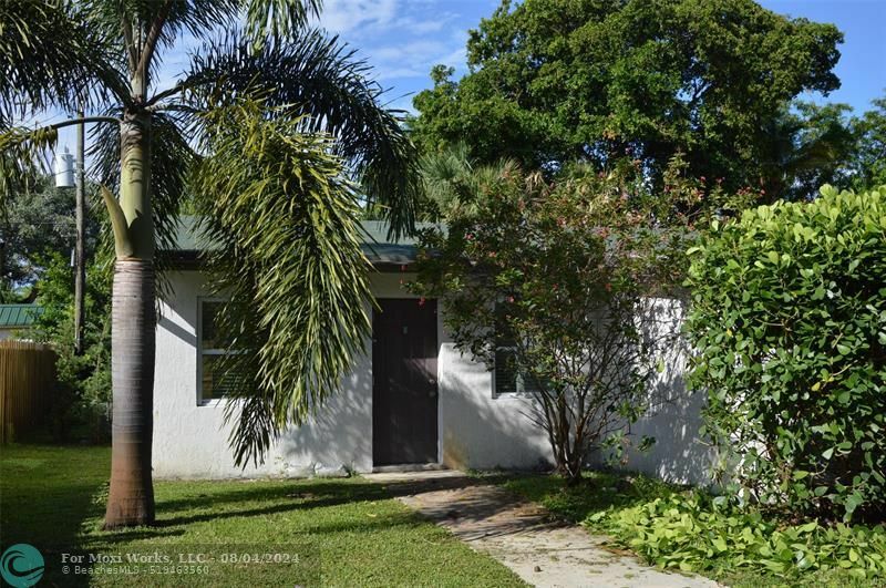 Property Photo:  819 NE 14th Ct B  FL 33304 