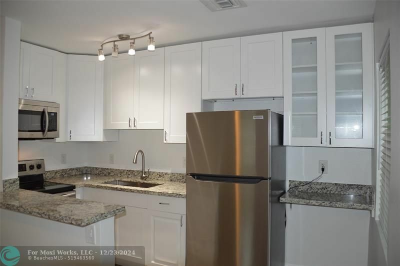 Property Photo:  819 NE 14th Ct B  FL 33304 