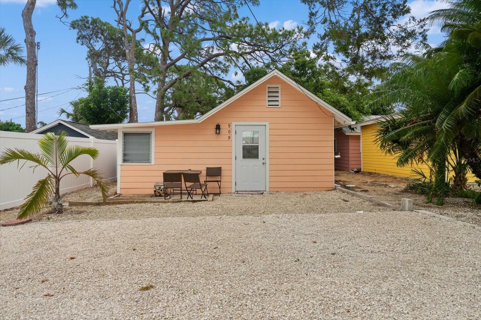 Property Photo:  909 S Broadway  FL 34223 