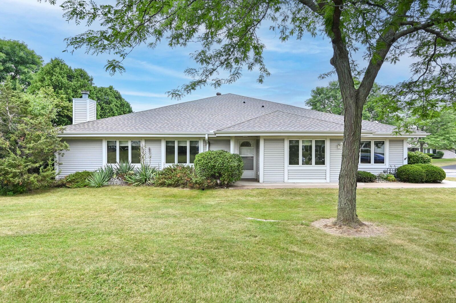 Property Photo: 11009 N Mequon Square Dr WI 53092