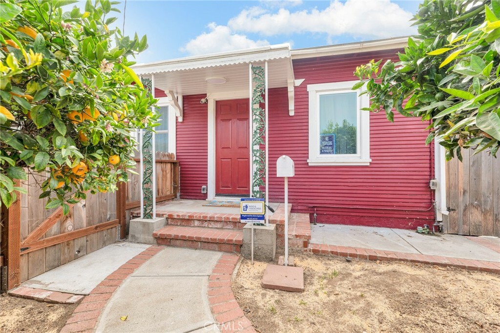 Property Photo:  660 N Olive Street  CA 93001 