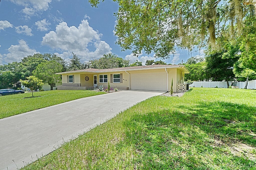 Property Photo:  819 Spruce Street  FL 34452 