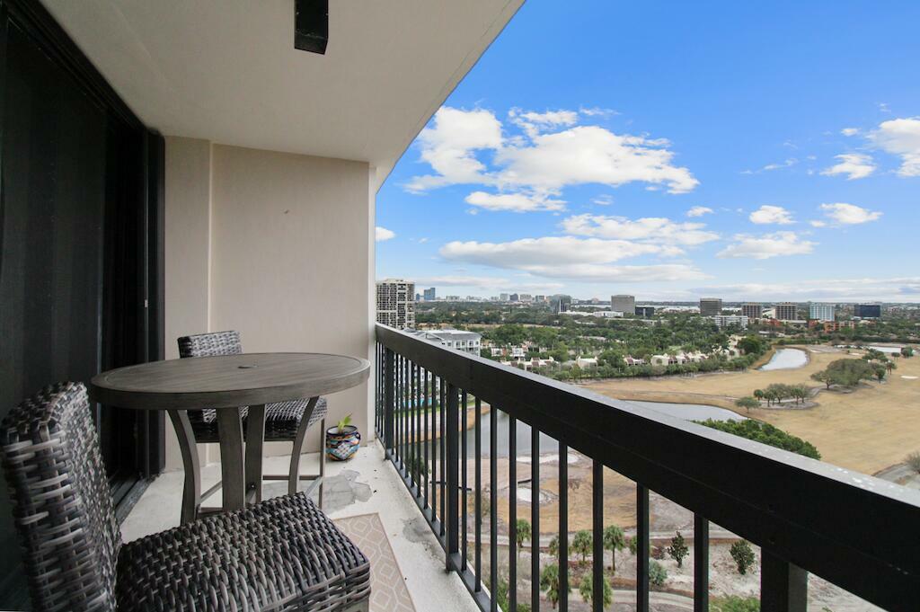 Property Photo:  2425 Presidential Way 1805  FL 33401 