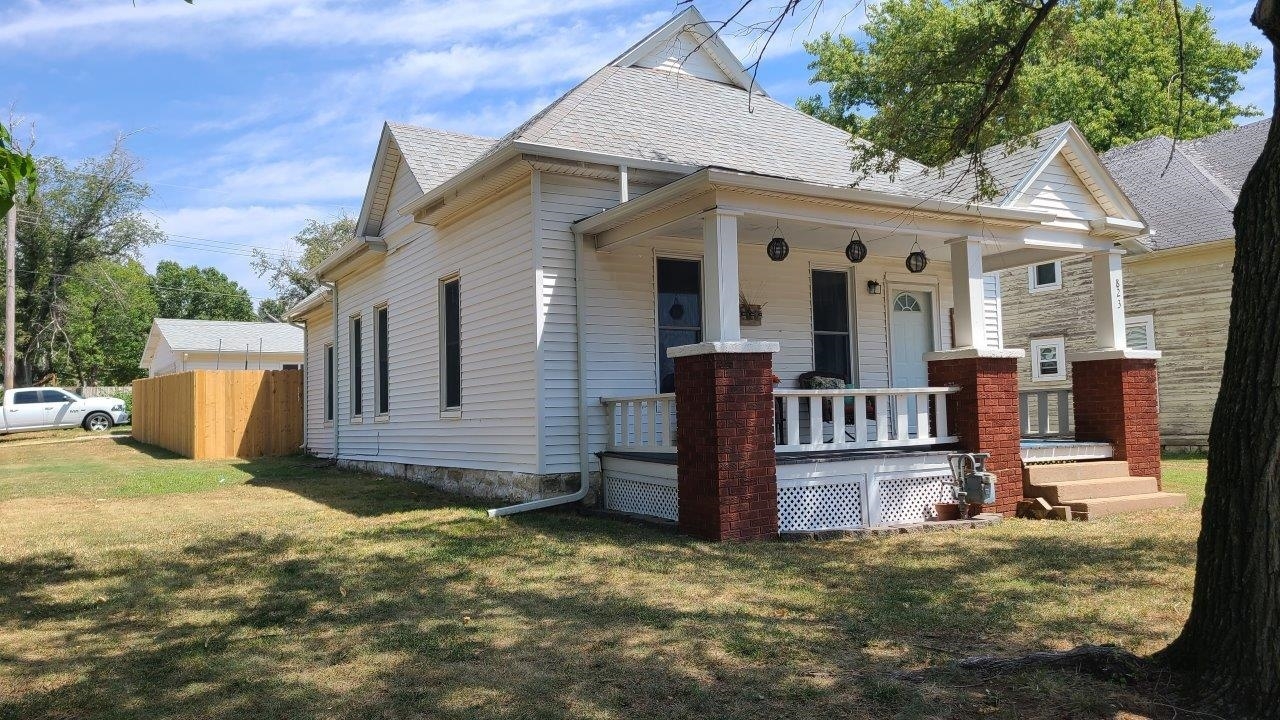 Property Photo:  823 W Harvey Ave  KS 67152 