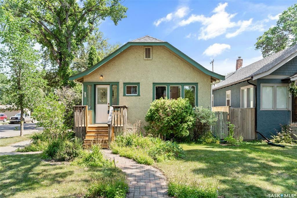 Property Photo:  734 5th Avenue N  SK S7K 2R5 