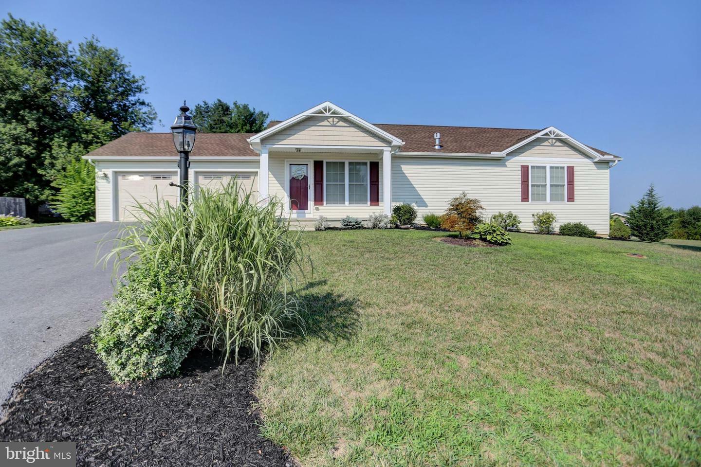 Property Photo:  241 Pin Oak Lane  PA 17257 