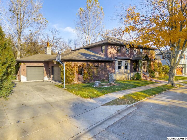 Property Photo: 125 N Crescent Dr IA 50401