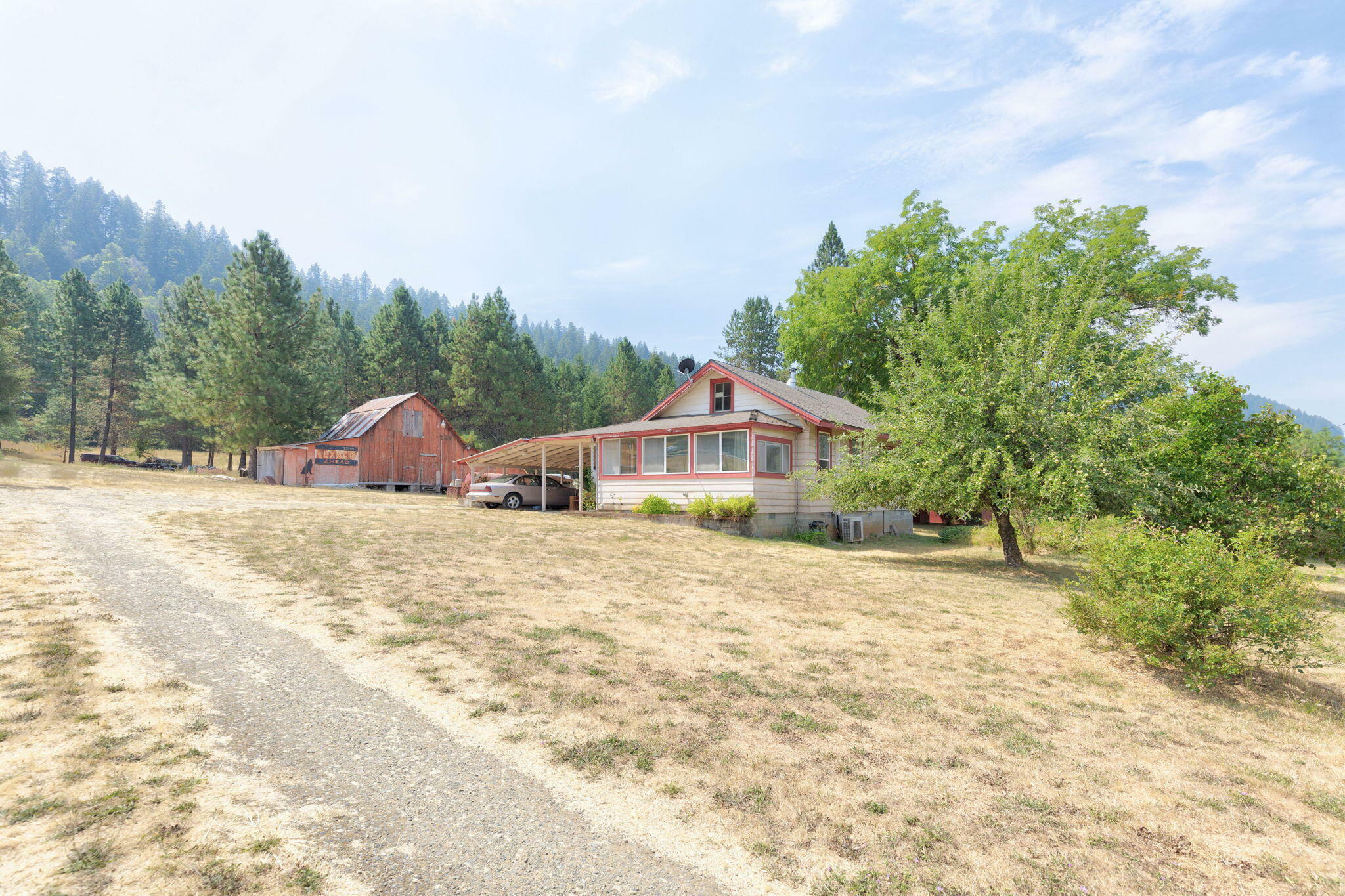 Property Photo: 207 N Frontage Road OR 97497