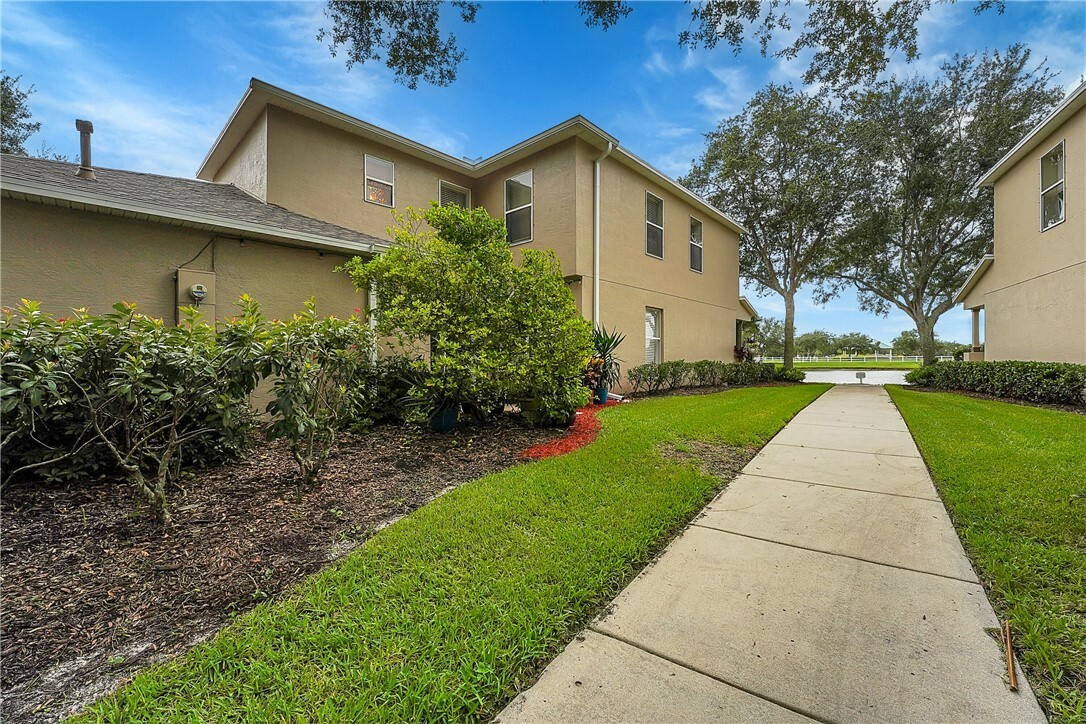 Property Photo:  1802 Pointe West Way  FL 32966 