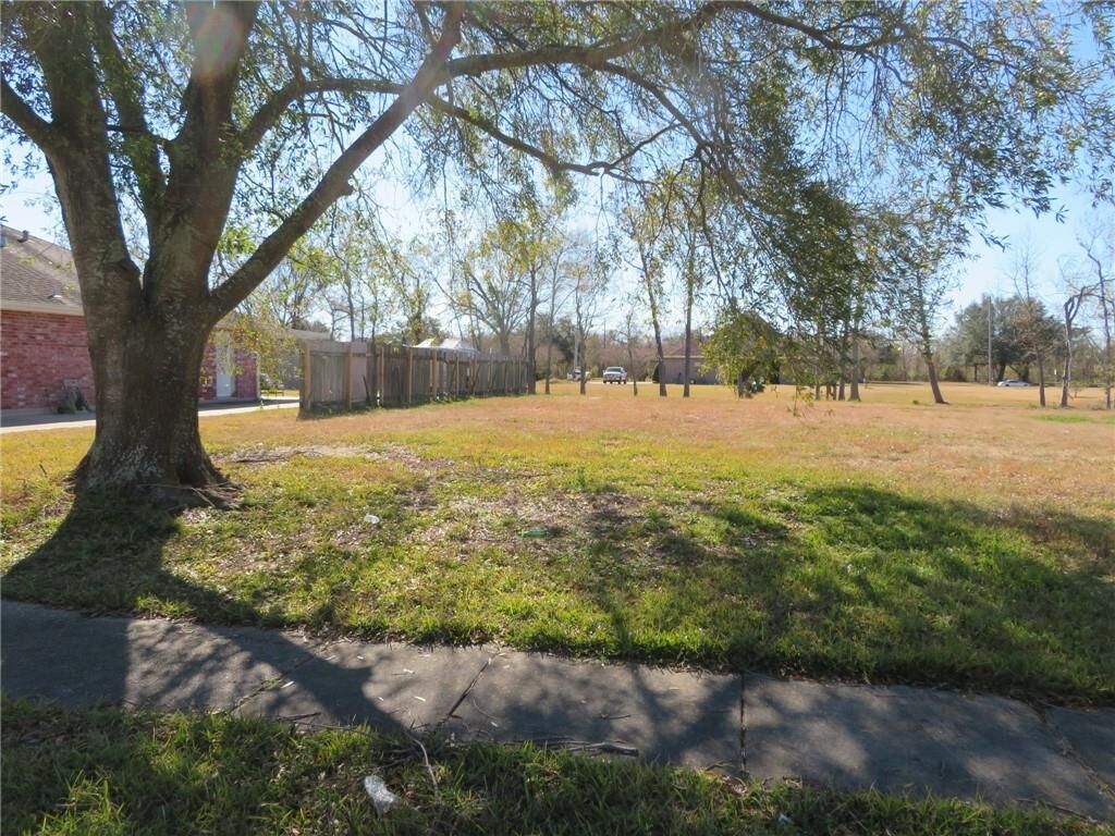 Property Photo: 2421 Daniel Drive LA 70092