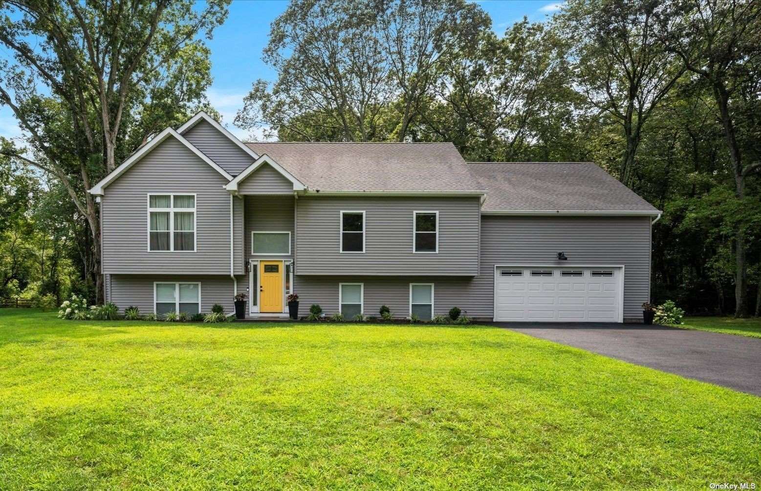 Property Photo:  153 Fox Run Lane  NY 11901 