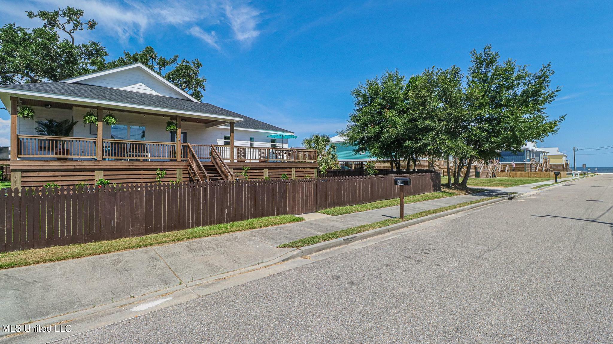 Property Photo:  600 Woodward Avenue  MS 39501 