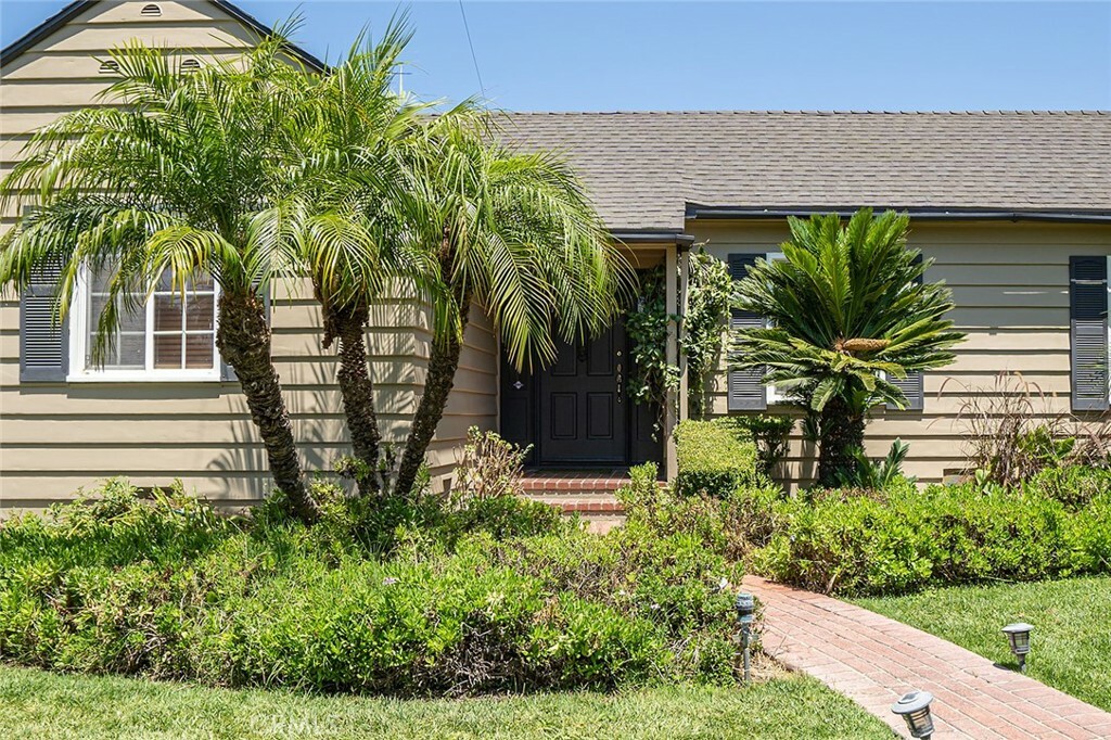 Property Photo:  725 E Bixby Road  CA 90807 