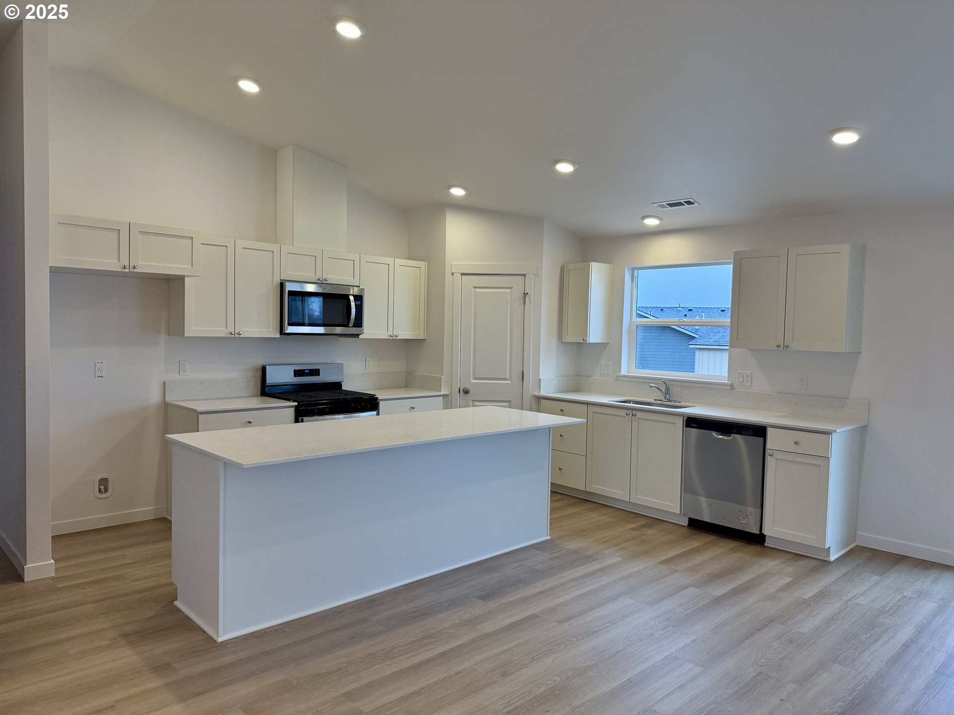Property Photo: 205 SW Goldfinch Ln OR 97818