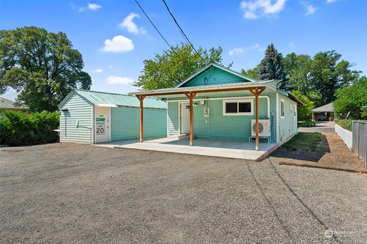 Property Photo: 900 Columbia Street WA 98926