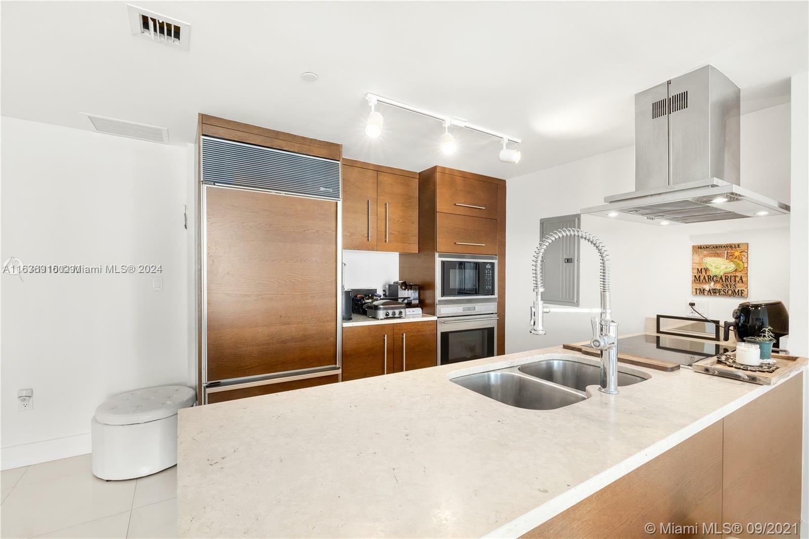 Property Photo:  495 Brickell Ave 1002  FL 33131 