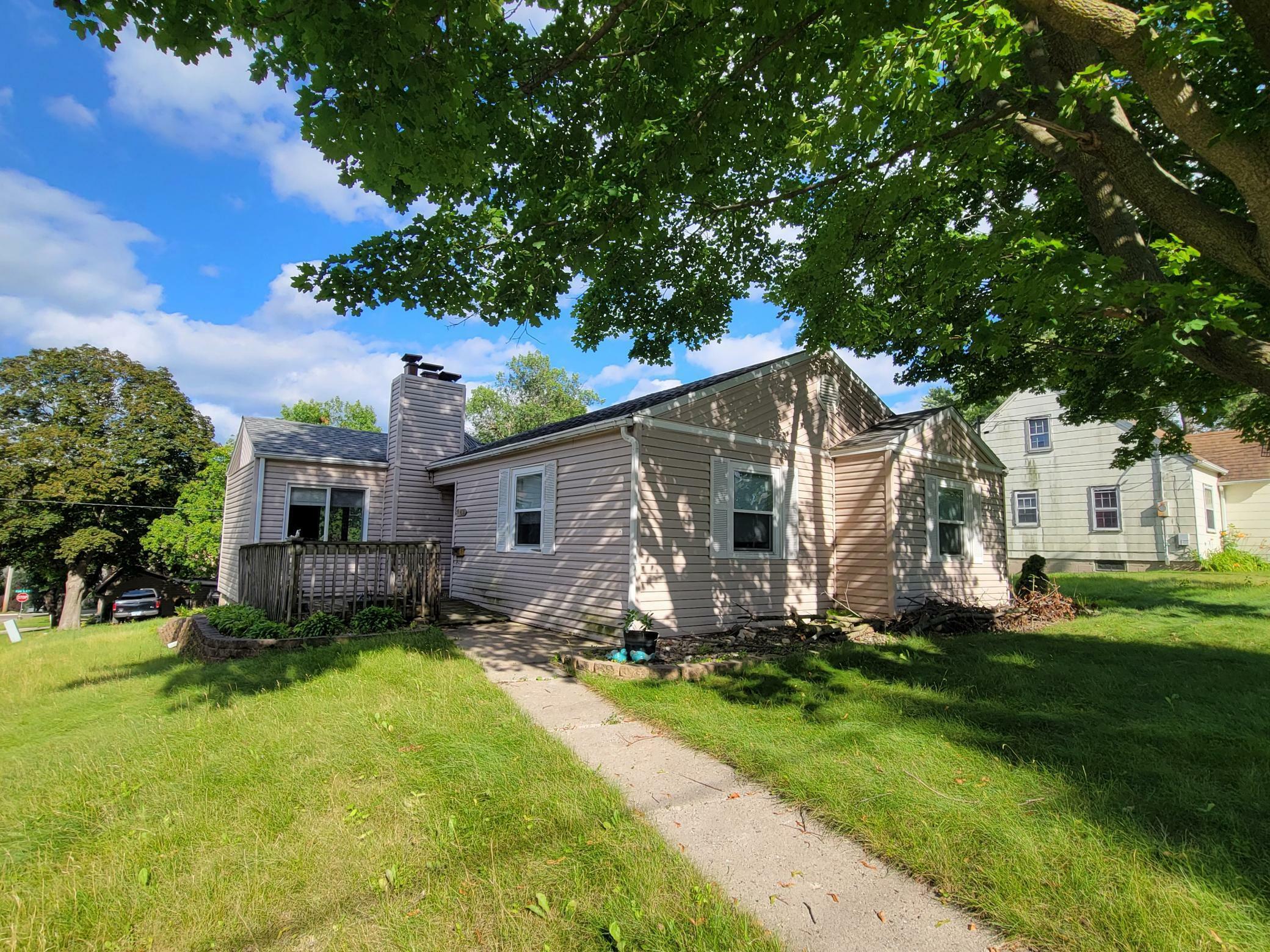 Property Photo:  1401 Todd Avenue  MN 56007 