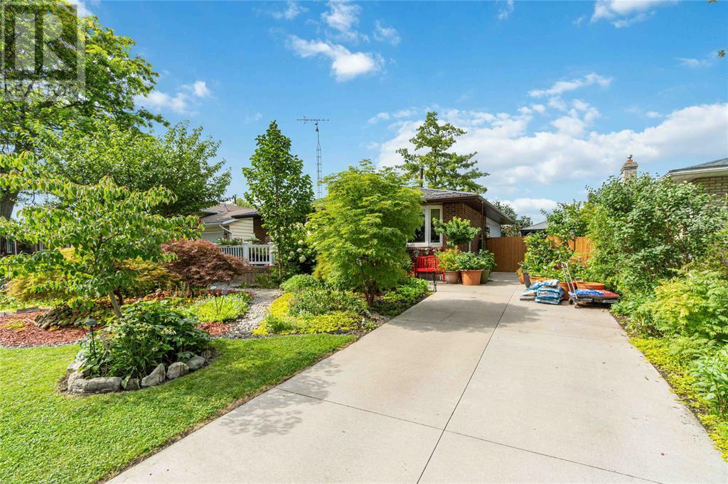 Photo de la propriété:  422 Treewood Crescent  ON N7S 5B3 