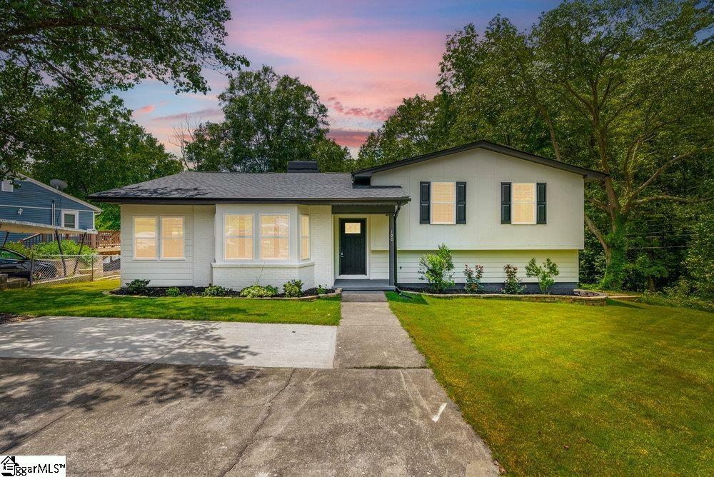 Property Photo:  100 Robin Hood Road  SC 29607 