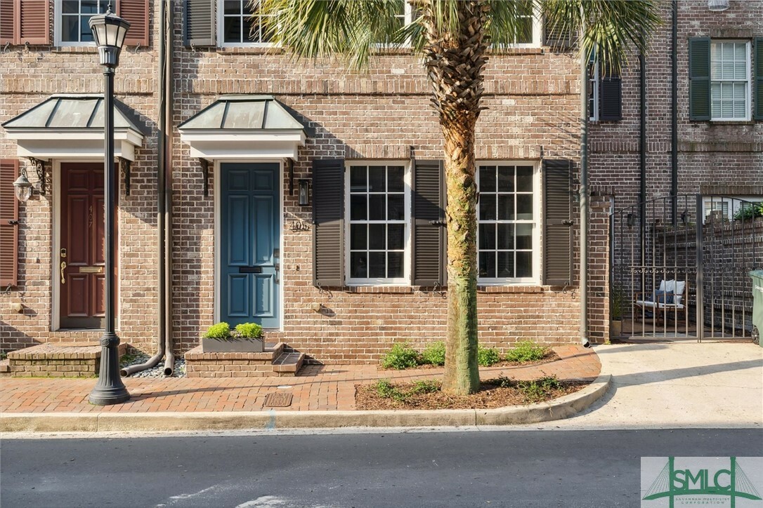 Property Photo:  405 E Hull Street  GA 31401 