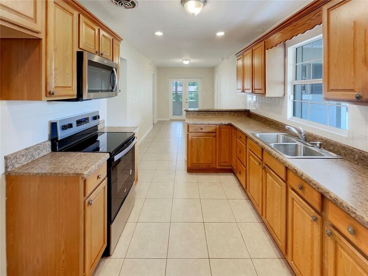 Property Photo:  2124 Longfellow Court  FL 32818 