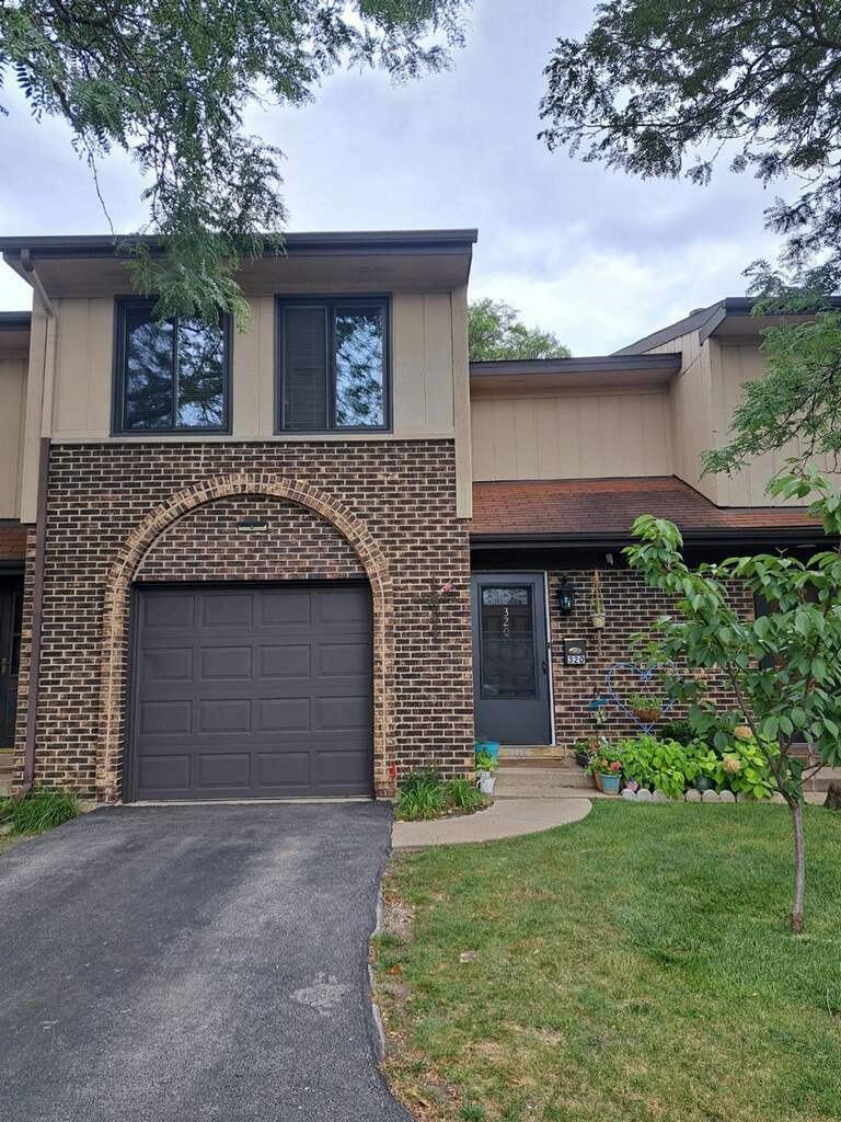 Property Photo:  320 E Rimini Court  IL 60067 