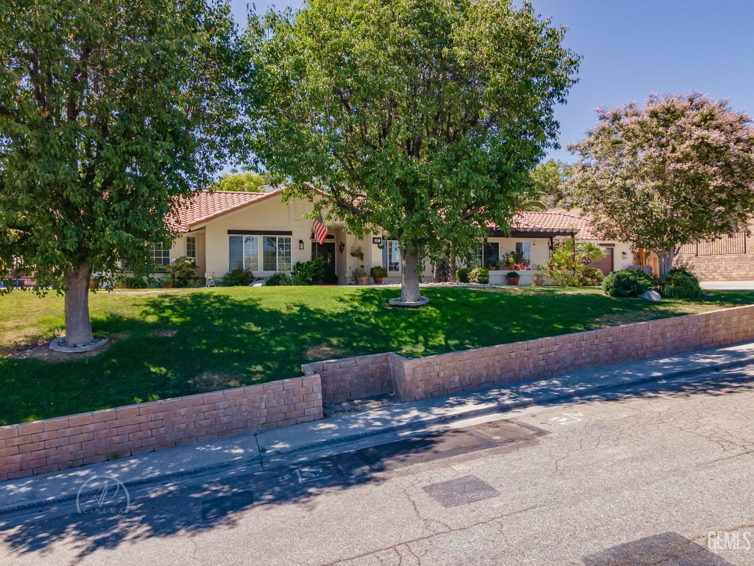 Property Photo:  901 Arroyo Way  CA 93268 