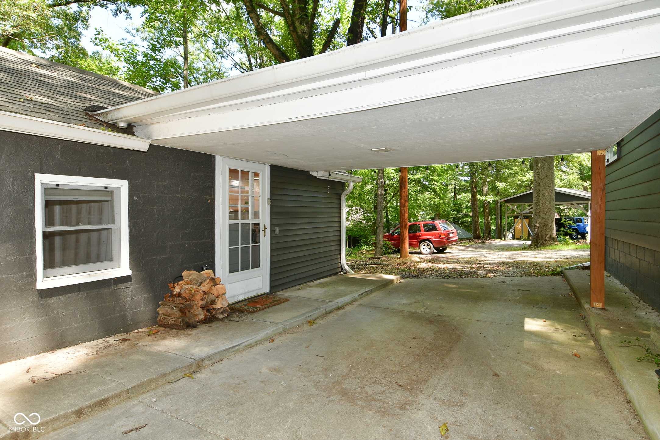 Property Photo:  236 Lakeview Drive W  IN 46164 