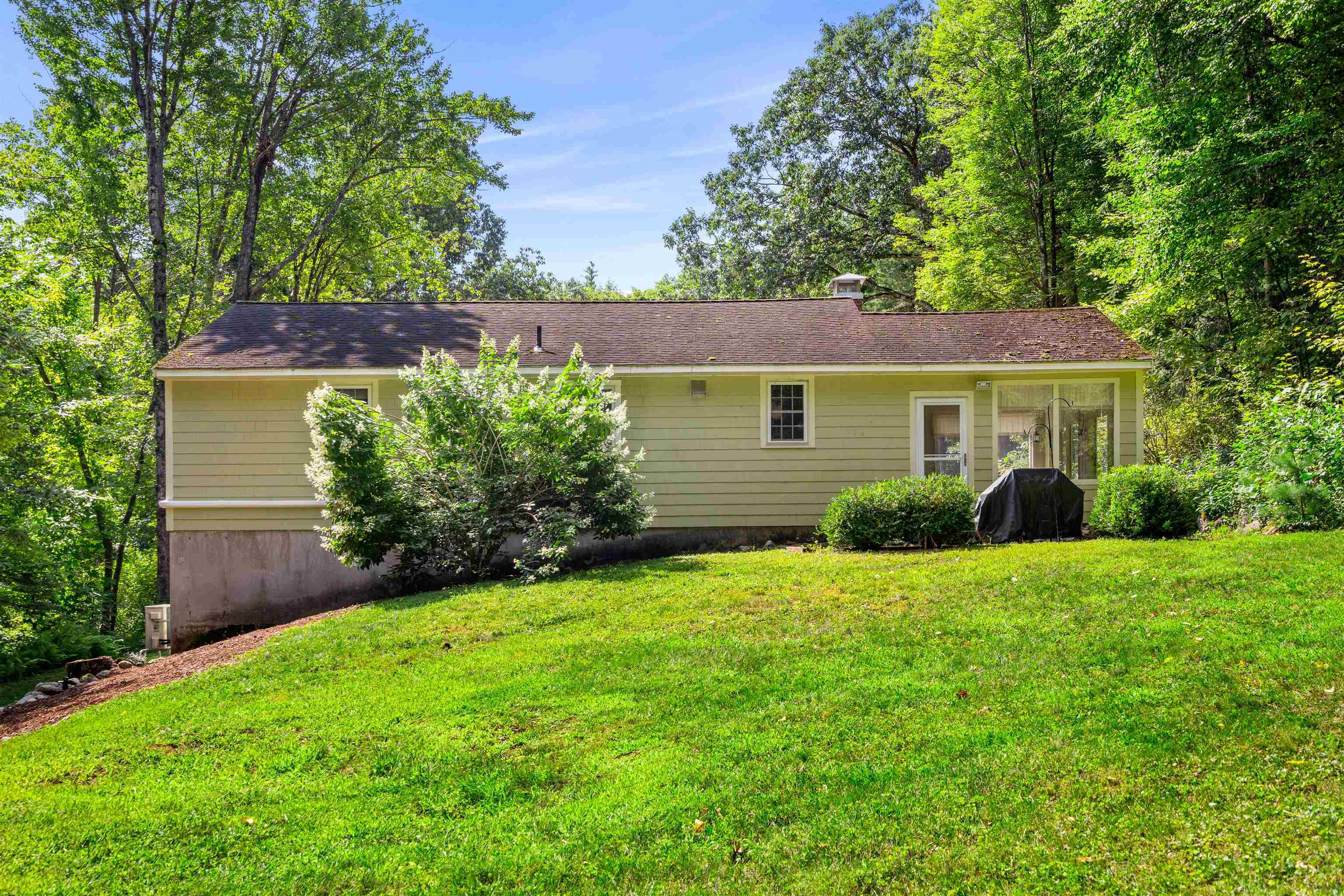 Property Photo:  31 Woodward Drive  NH 03055 