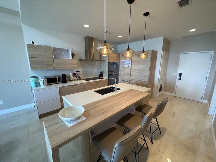 Property Photo: 16385 Biscayne Blvd Ph7 FL 33160