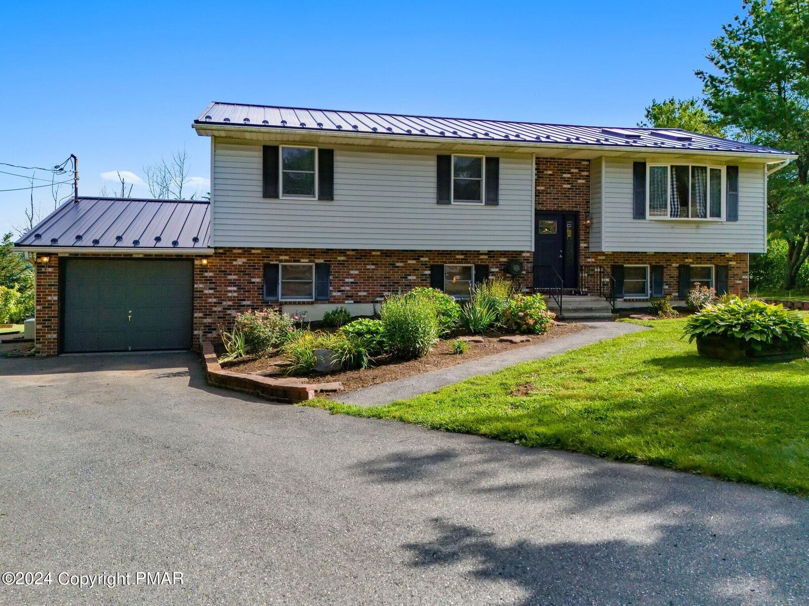 Property Photo: 520 Vista Lane PA 18354