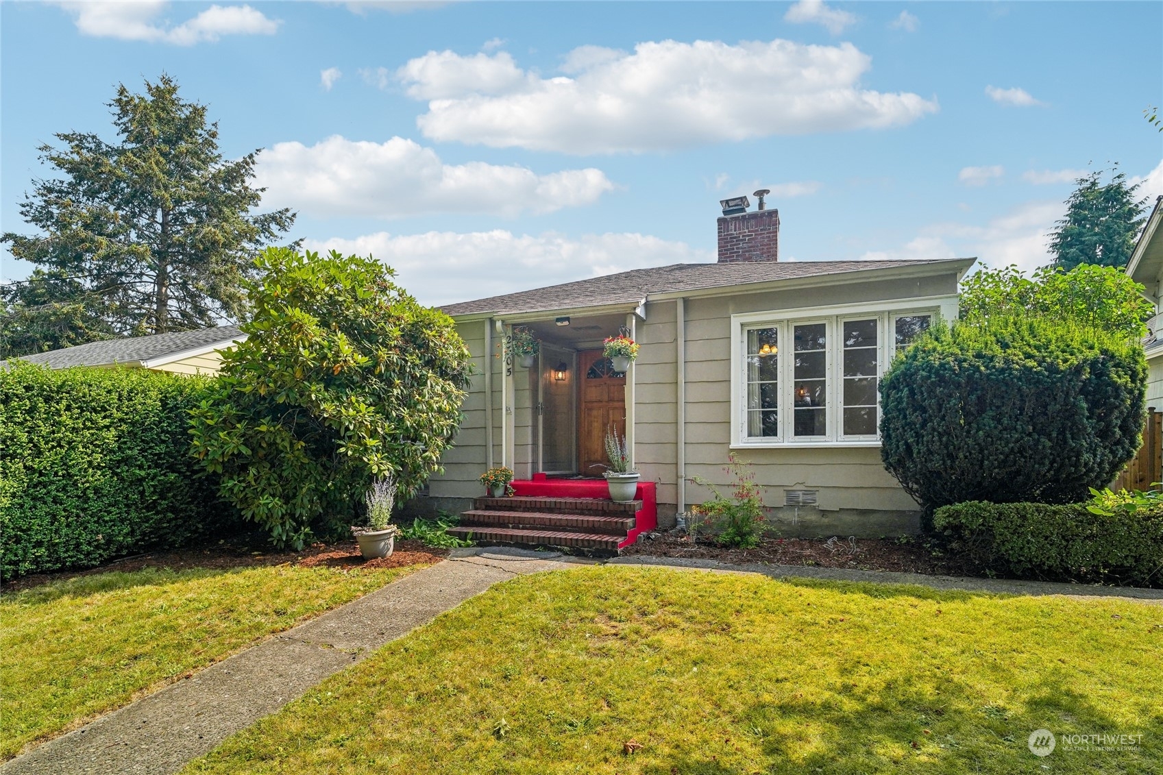 Property Photo:  2305 McDougall Avenue  WA 98201 